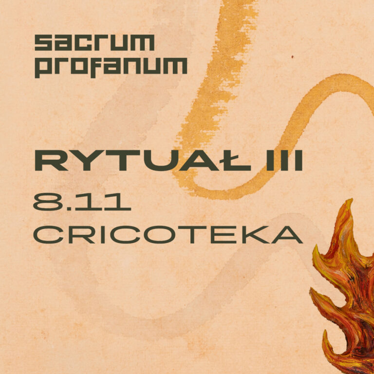 Grafika promująca wydarzenie „Rytuał III” w ramach festiwalu Sacrum Profanum, odbywające się 8 listopada w Cricotece. Na jasnobeżowym tle o fakturze postarzanego papieru widnieją ciemnozielone, geometryczne napisy „Sacrum Profanum”, „RYTUAŁ III”, „8.11” i „CRICOTEKA”. Przez kompozycję przebiega szeroka, nieregularna, falista linia w kolorze ochry. W prawym dolnym rogu znajduje się fragment ilustracji stylizowanego płomienia w odcieniach pomarańczu, czerwieni i żółci.